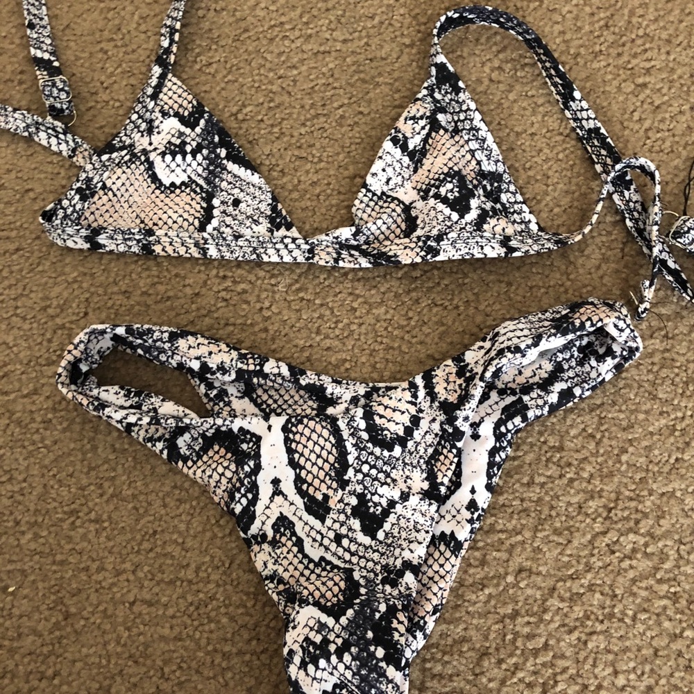 Snake print swimsuit never worn !